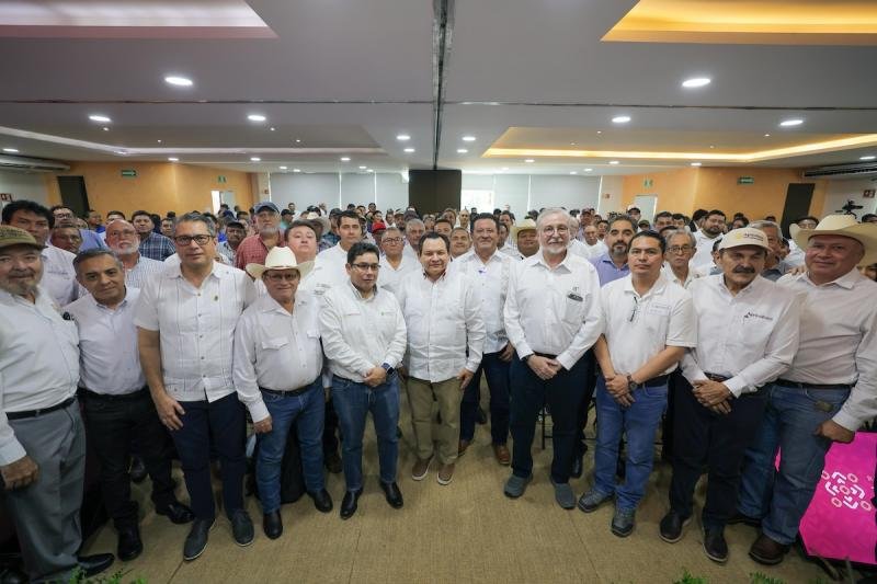 Governor Joaquín Díaz Mena presenting the cattle screwworm suppression plan in Yucatán