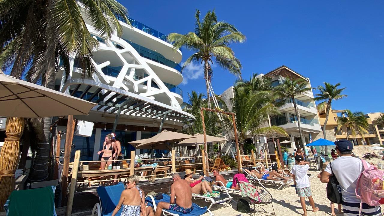 A section of public beach at Calle 8 in Playa del Carmen has been partially blocked off in what residents and authorities describe as a clear violation of Mexico’s Constitution and federal law protecting free access to the country’s coastlines.