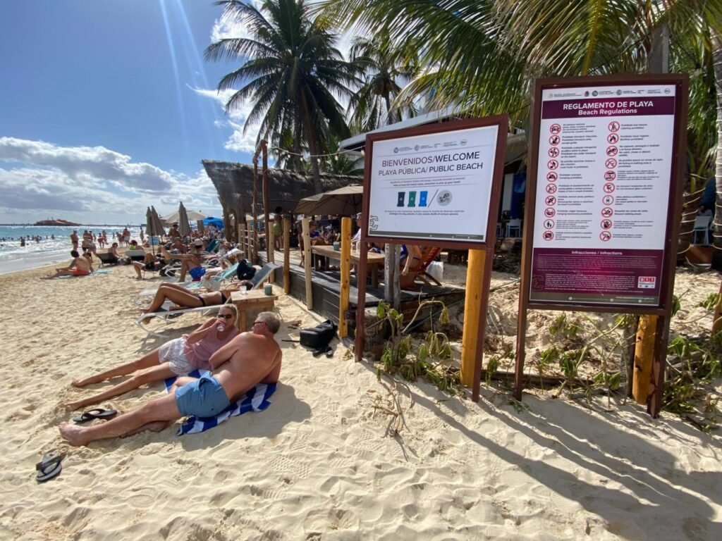 A section of public beach at Calle 8 in Playa del Carmen has been partially blocked off in what residents and authorities describe as a clear violation of Mexico’s Constitution and federal law protecting free access to the country’s coastlines.