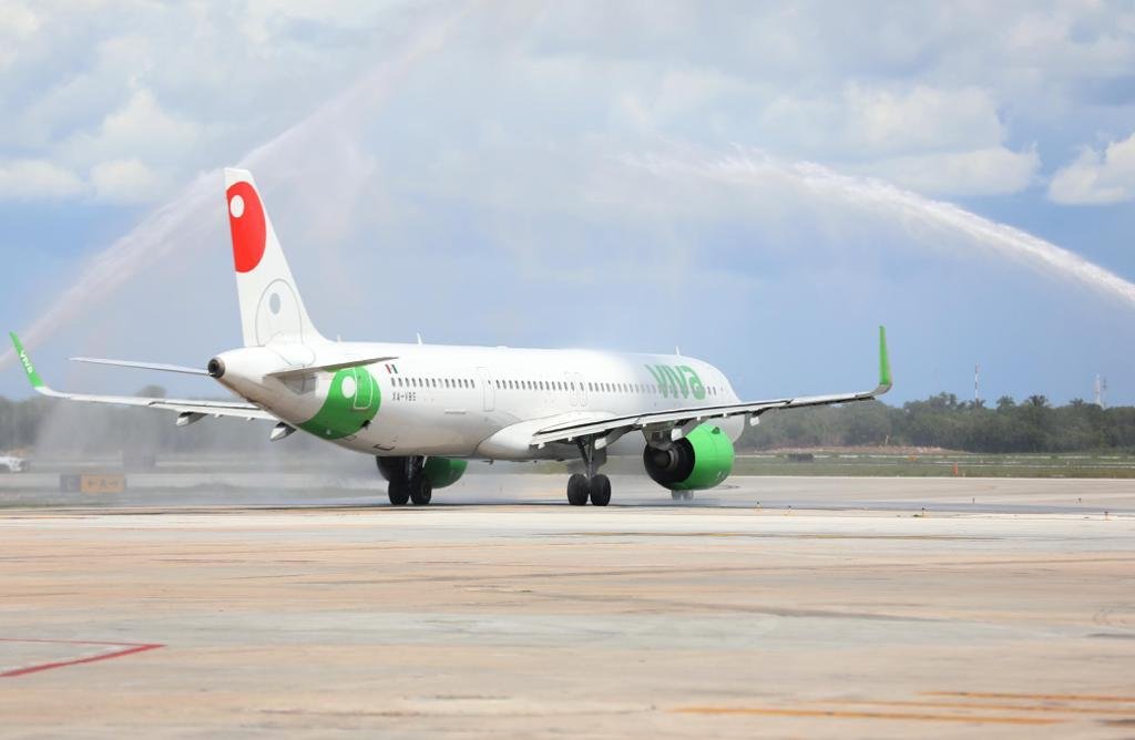 An airplane symbolizing the resumed Cancún–Acapulco flight route