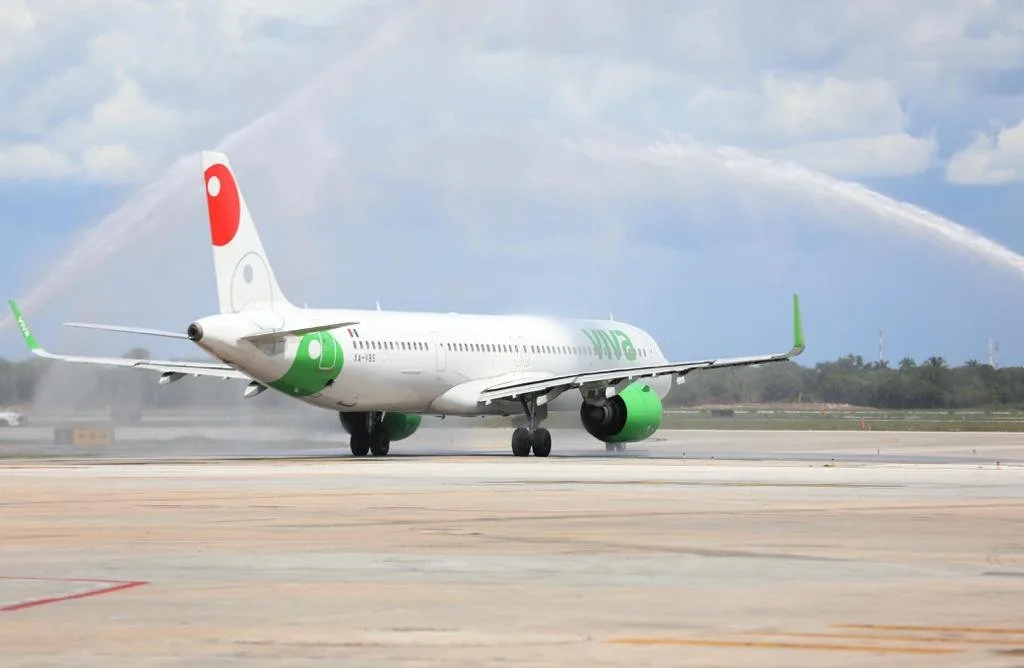 An airplane symbolizing the resumed Cancún–Acapulco flight route
