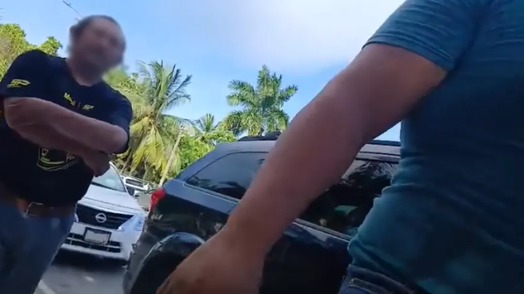 Video screenshot showing alleged extortion by taxi drivers in Bacalar