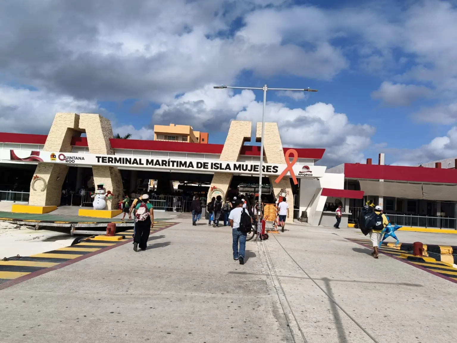 Apiqroo Director General Vagner Elbiorn Vega discussing port infrastructure improvements in Quintana Roo