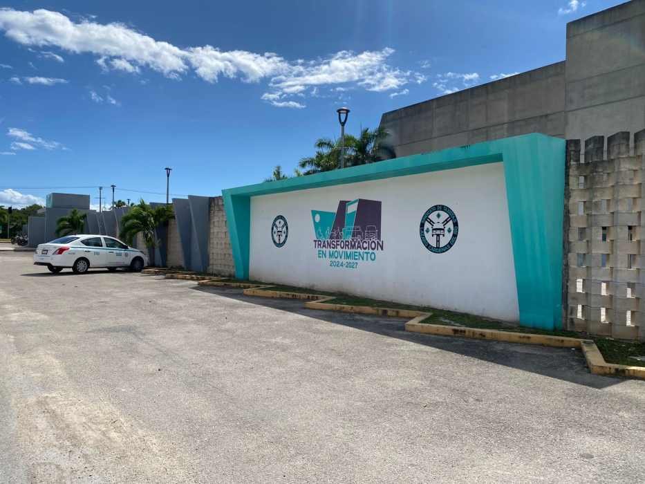 Police and emergency response at the Sindicato de Taxistas Lázaros Cárdenas del Río headquarters in Playa del Carmen after an armed incursion.