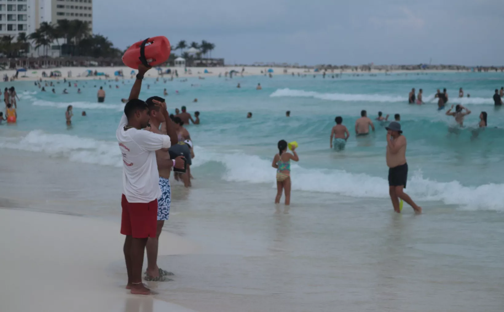 Cancún's new intelligent lifeguard towers on a beach