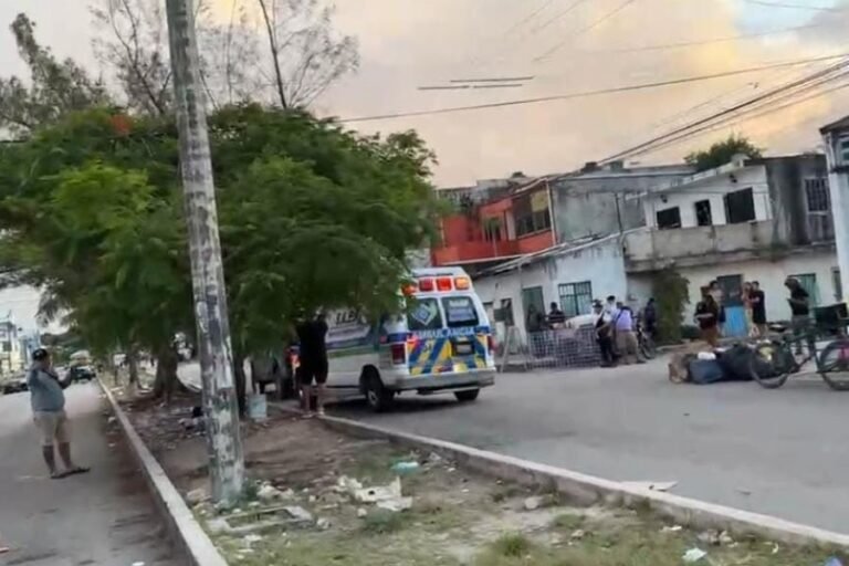 Police and emergency responders at the scene of a shooting in Cancún's Region 100