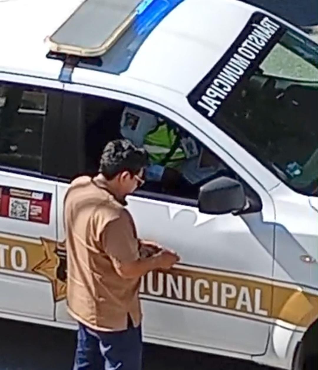 Scene from video showing Cancún traffic officer accepting money