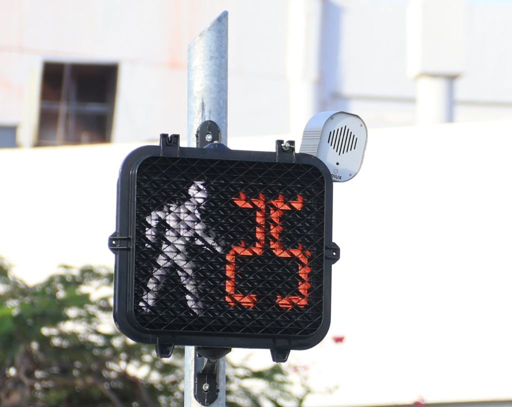 Modernized traffic signal and safe crossing infrastructure in Cancún