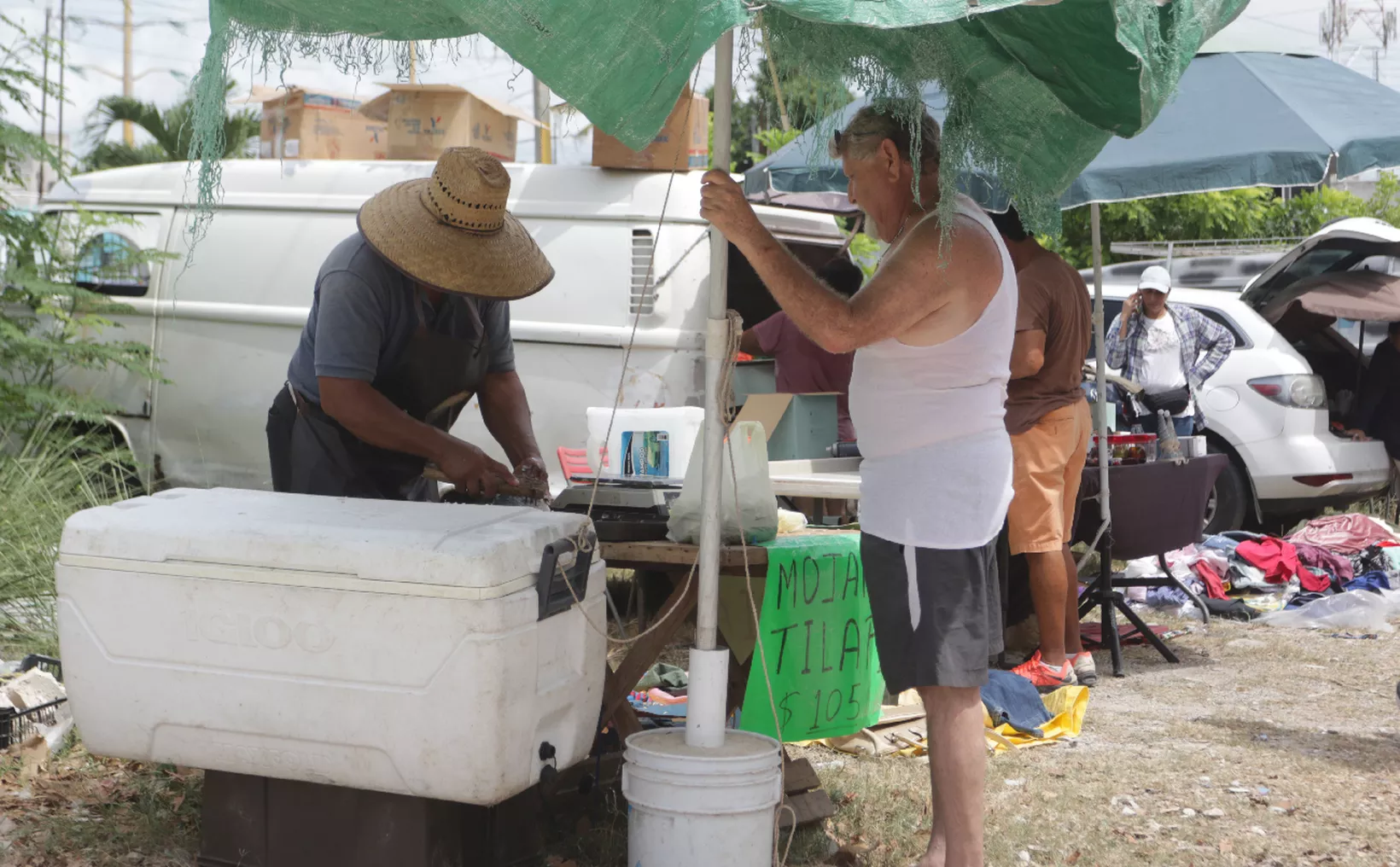 Cancún municipal personnel conducting vendor removal operation at a traffic intersection