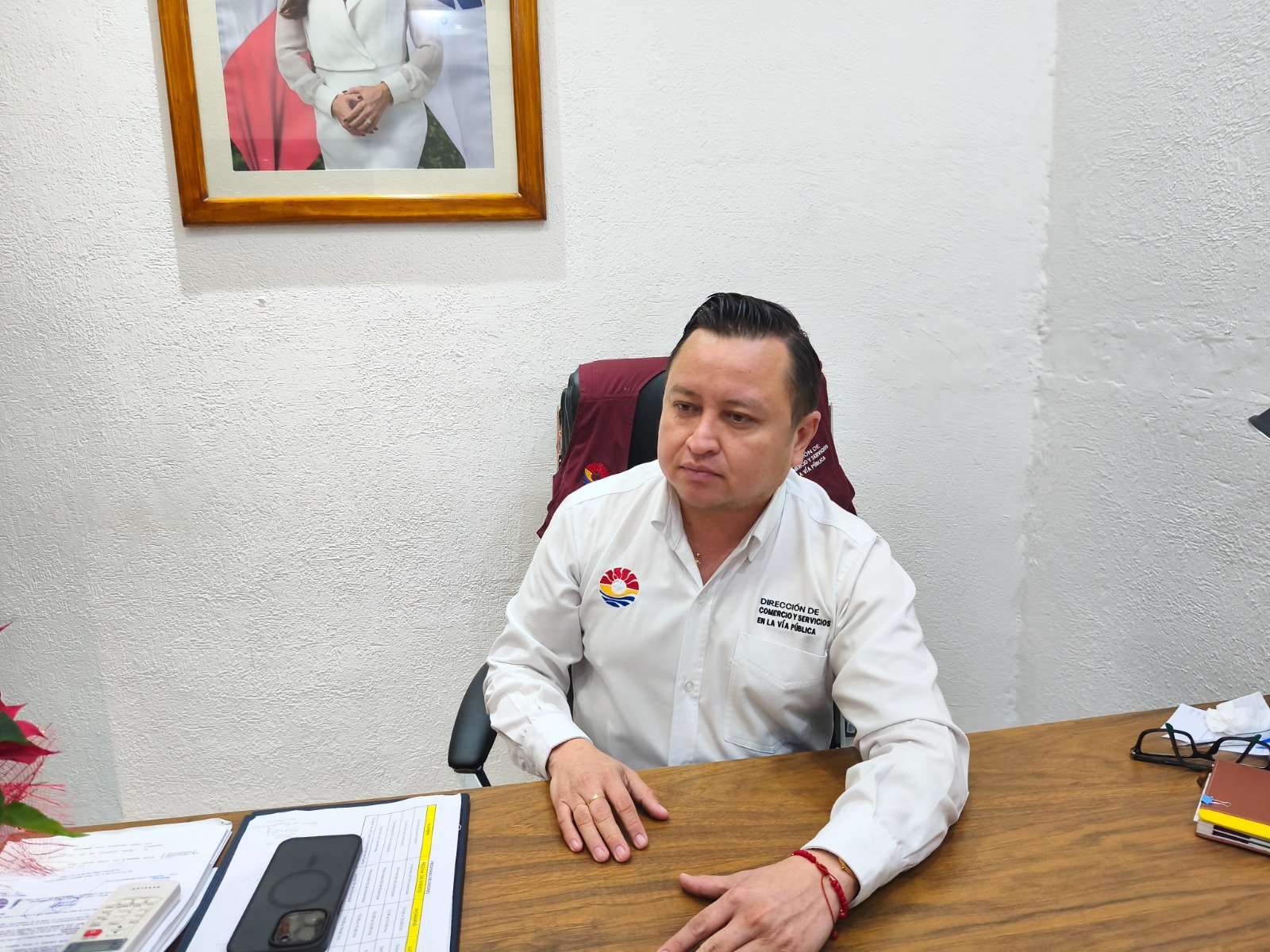 Municipal inspectors checking informal vendors in Cancún streets