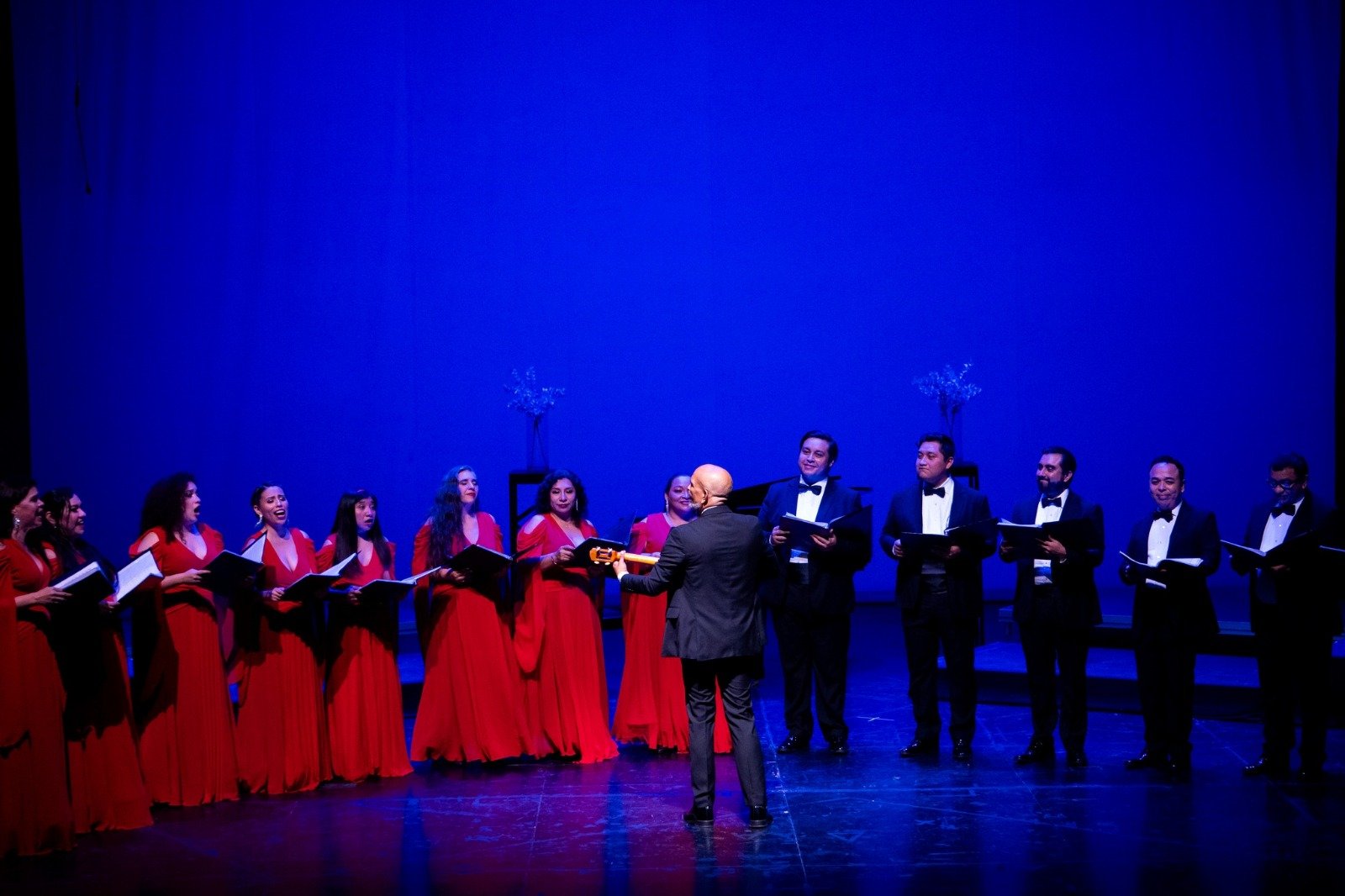 Members of the Cancún Municipal Choir Company performing on stage