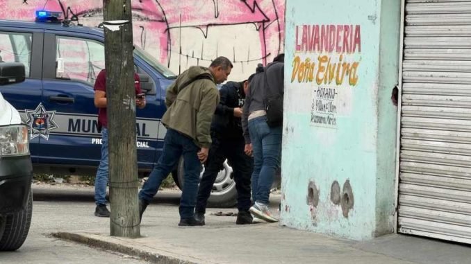 Police and forensic investigators at the scene of a shooting on Ruta 4 avenue in Cancún