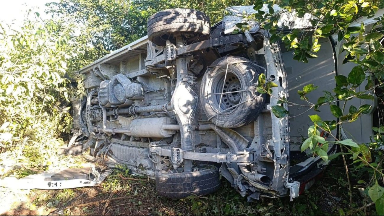 Photograph of the car allegedly driven at excessive speed involved in the Tulum-Cobá highway accident