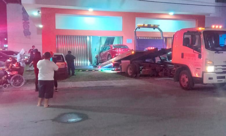 A car crashed into a clinical laboratory in Cancún