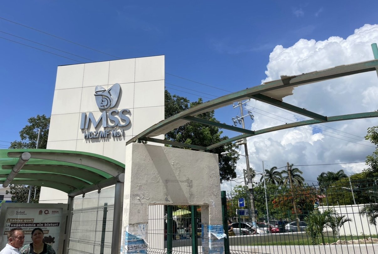 Business owners in Chetumal protesting against IMSS measures
