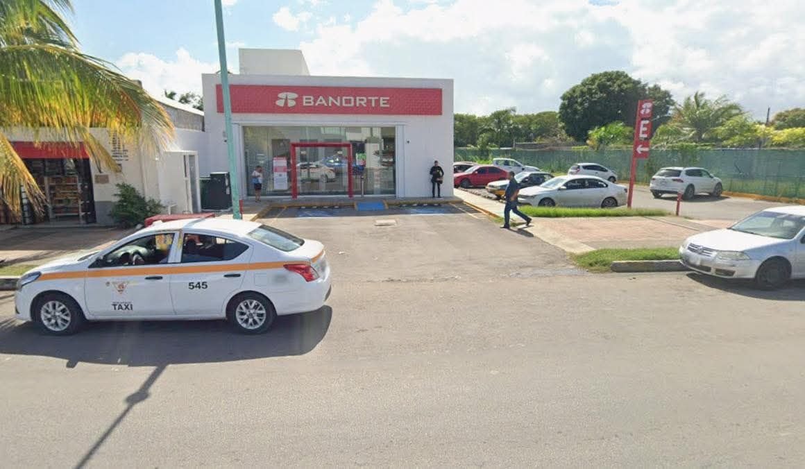 Police investigation at Banorte bank in Chetumal after armed robbery