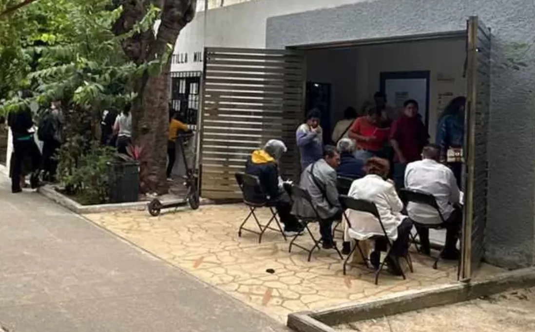 Long line of people waiting outside the Civil Registry in Cancún for biometric CURP processing