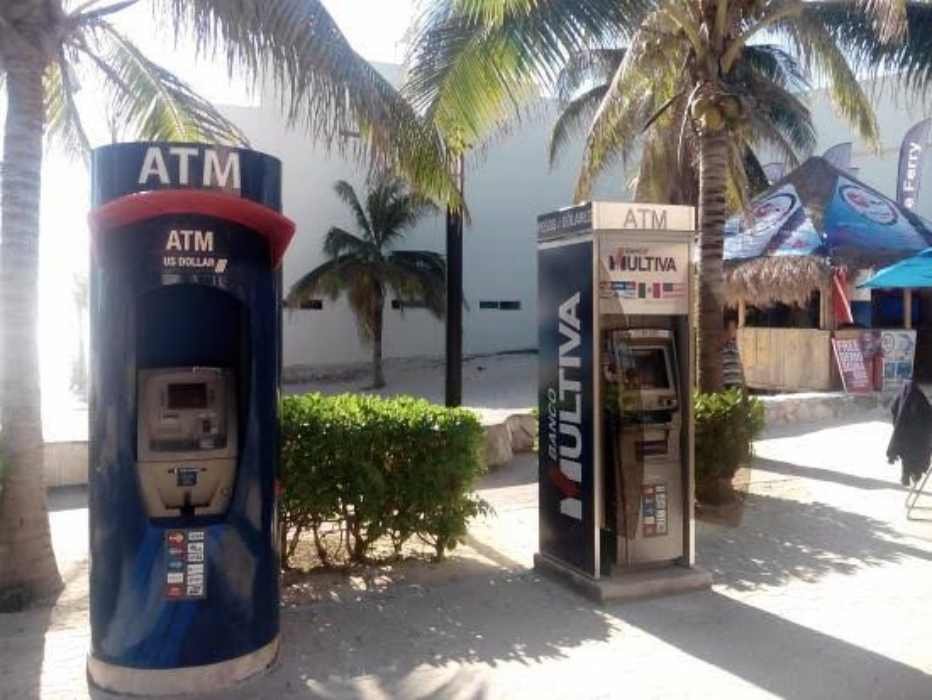 Authorities closing irregular ATMs on Fifth Avenue in Playa del Carmen