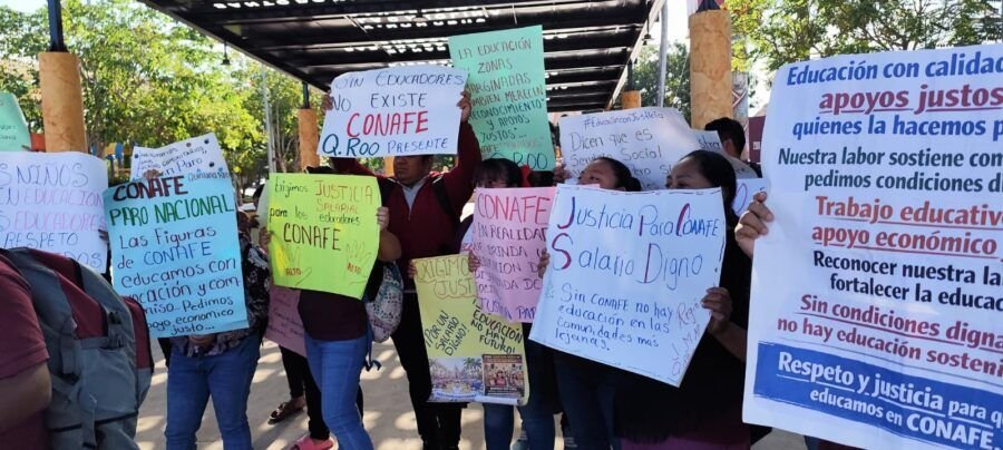 CONAFE educators protesting in José María Morelos, Quintana Roo