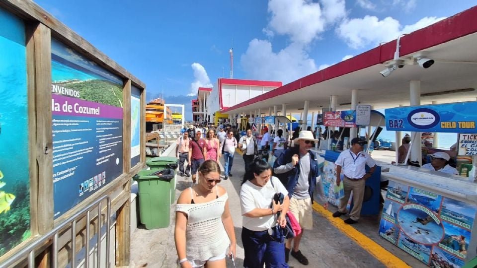 Members of the Cozumel Hotel Association discussing regulatory issues