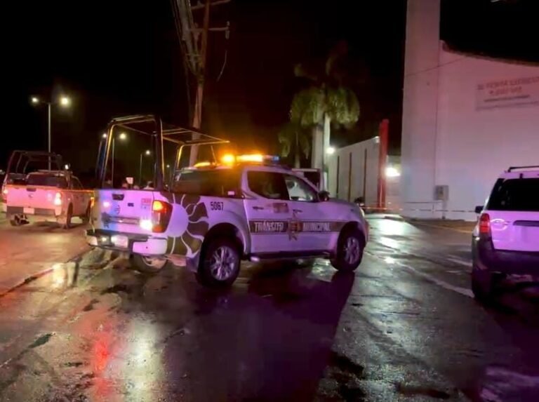 Emergency response at the scene of a fatal car crash on Colosio Boulevard in Cancún