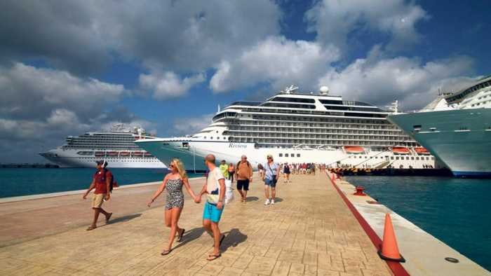 Cruise ship passengers in Mahahual, Costa Maya