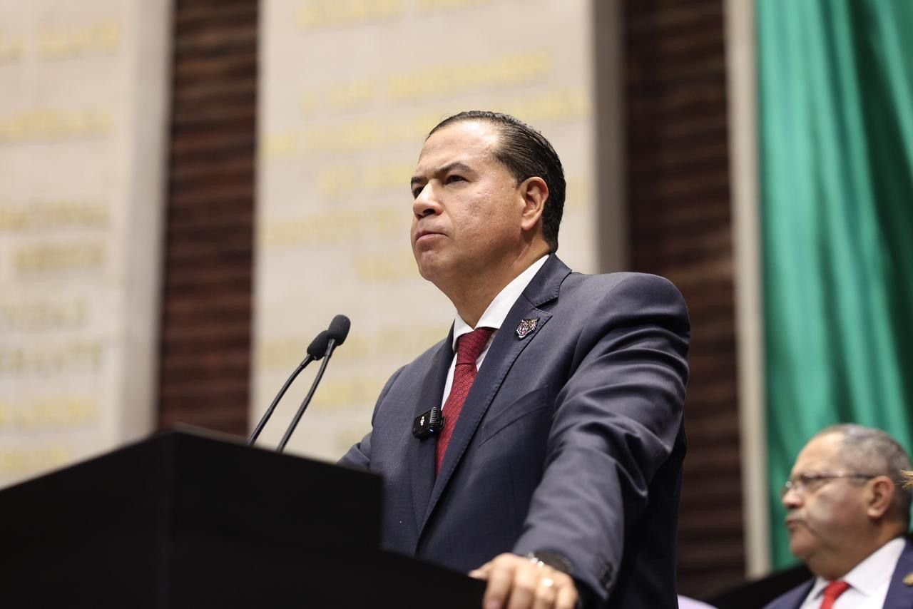 Deputy Ricardo Mejía Berdeja of the Labor Party (PT) speaking to media