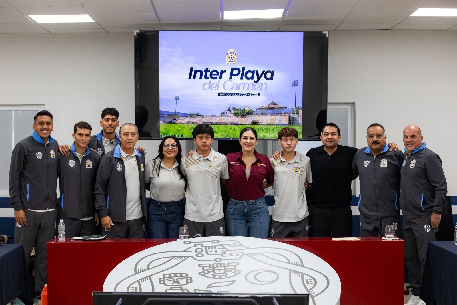 Mayor Estefanía Mercado presents new players for Inter Playa del Carmen football club