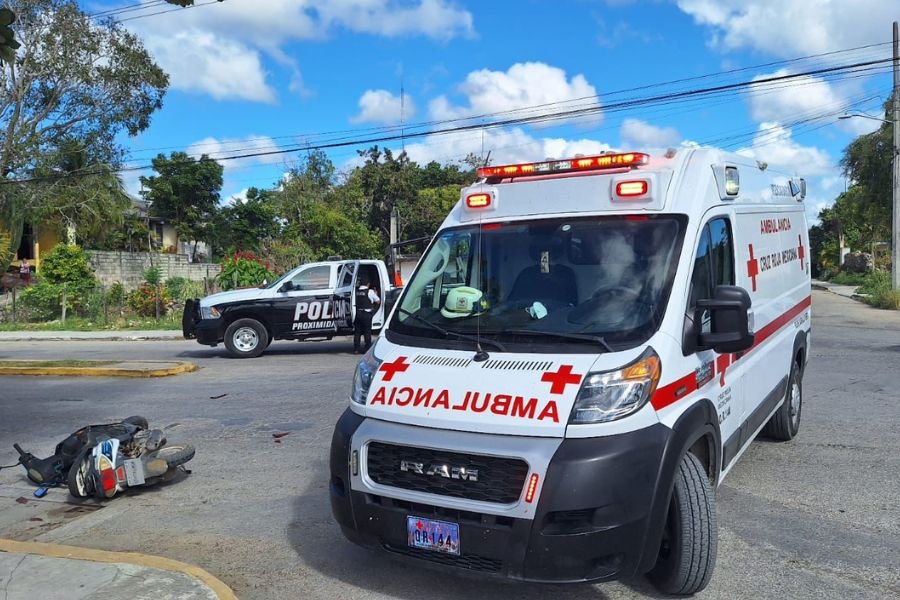Emergency response at the scene of a motorcycle accident in Felipe Carrillo Puerto
