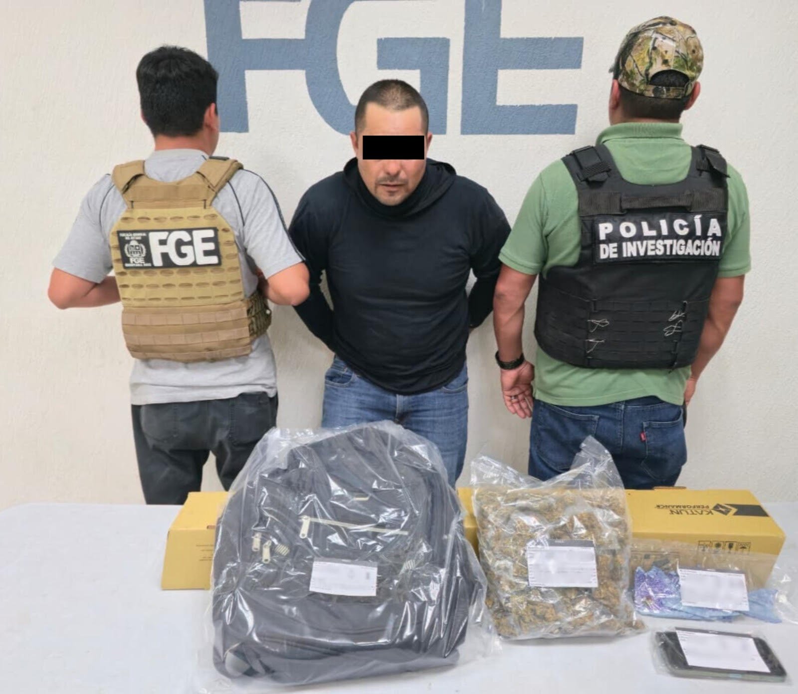 Police arrest scene in Puerto Morelos showing suspect Fernando N detained for drug trafficking and extortion