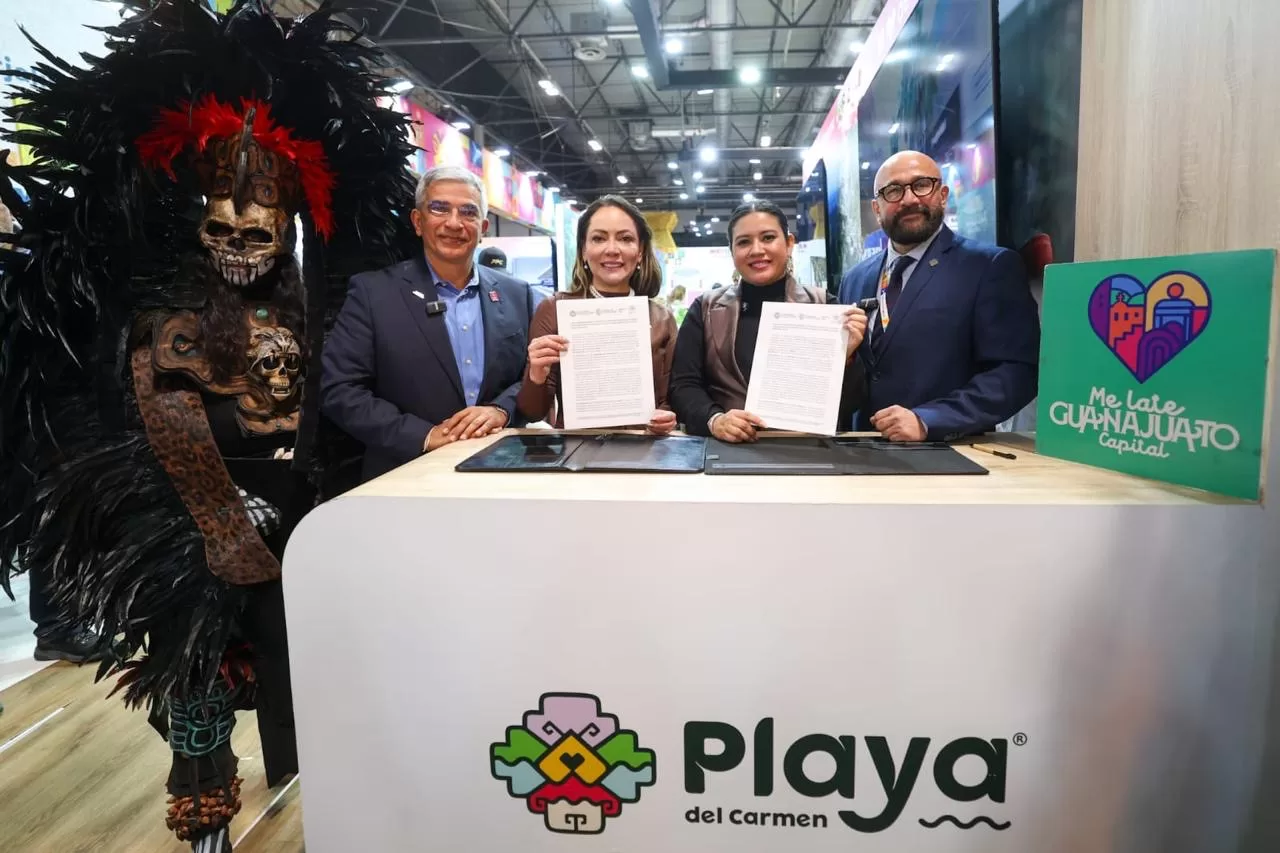 Officials at FITUR 2026 announcing Guanajuato as guest municipality for Festival México en Playa del Carmen