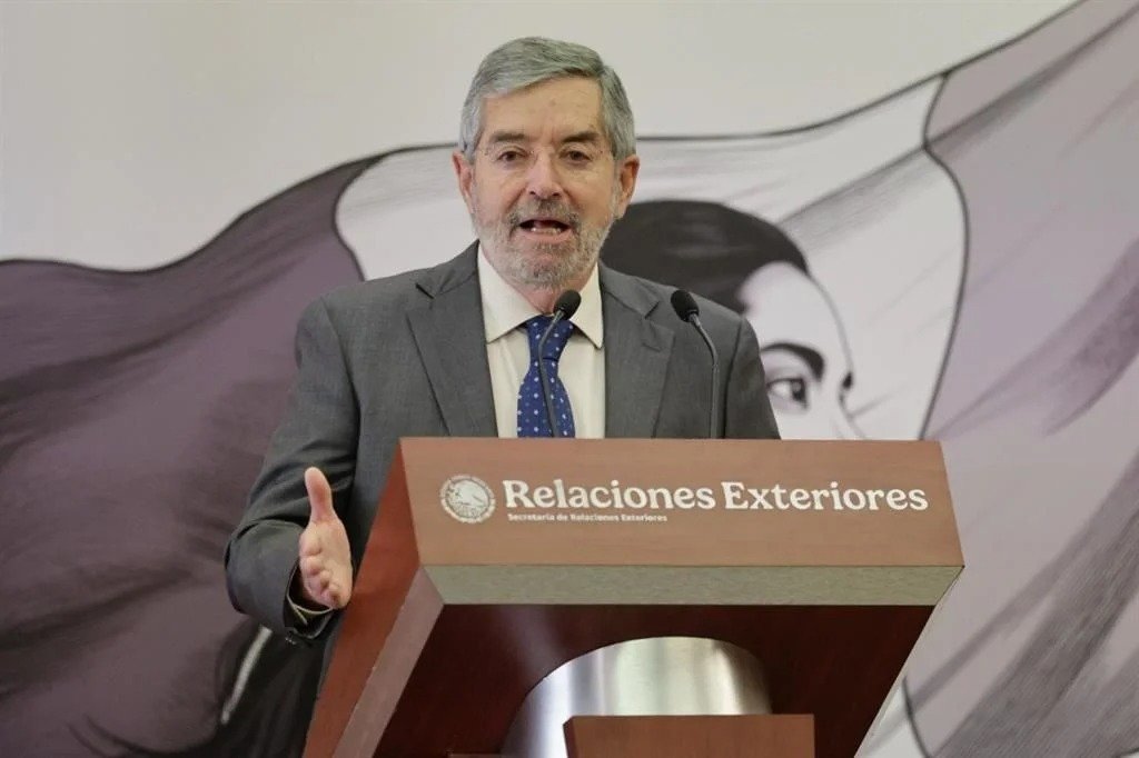 Foreign Minister Juan Ramón de la Fuente meeting with officials about World Cup security preparations