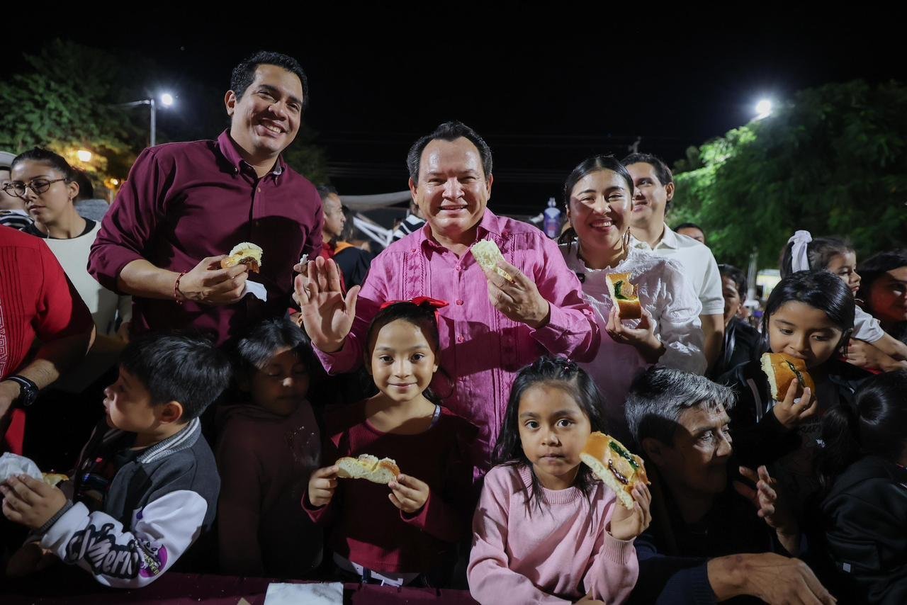 Yucatán Governor Joaquín Díaz Mena participates in Three Kings' Day celebration in Plan de Ayala Sur II neighborhood