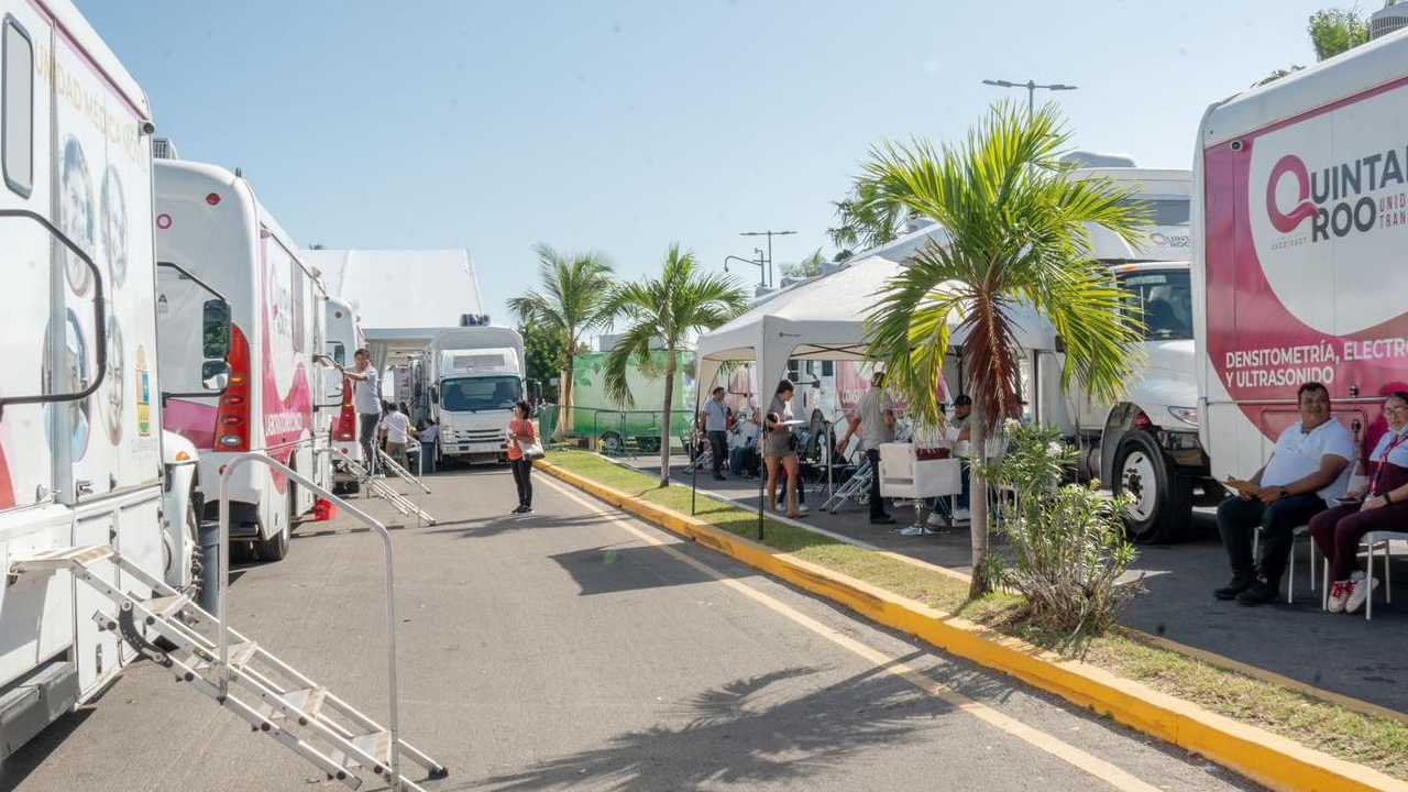 Mobile health caravan providing services in Quintana Roo