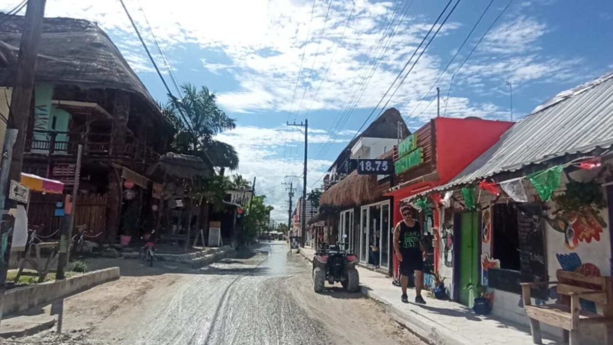 Holbox representatives presenting Mundo Sagrado campaign at Fitur 2026