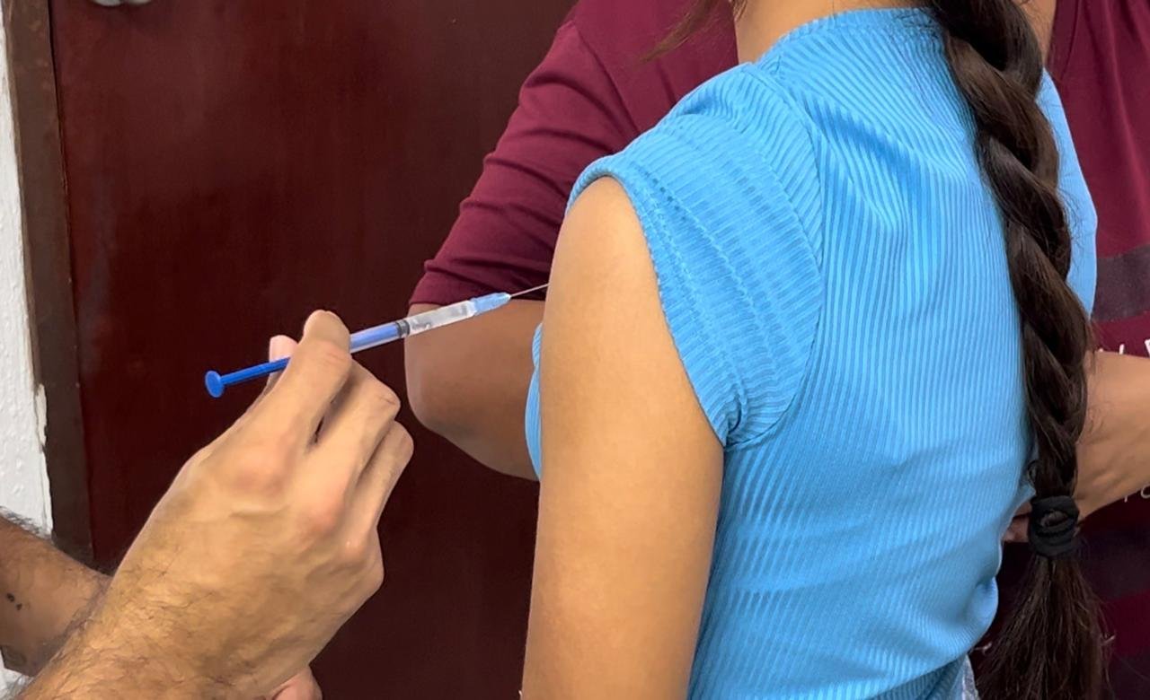 A healthcare worker administers an HPV vaccine to a child in Quintana Roo