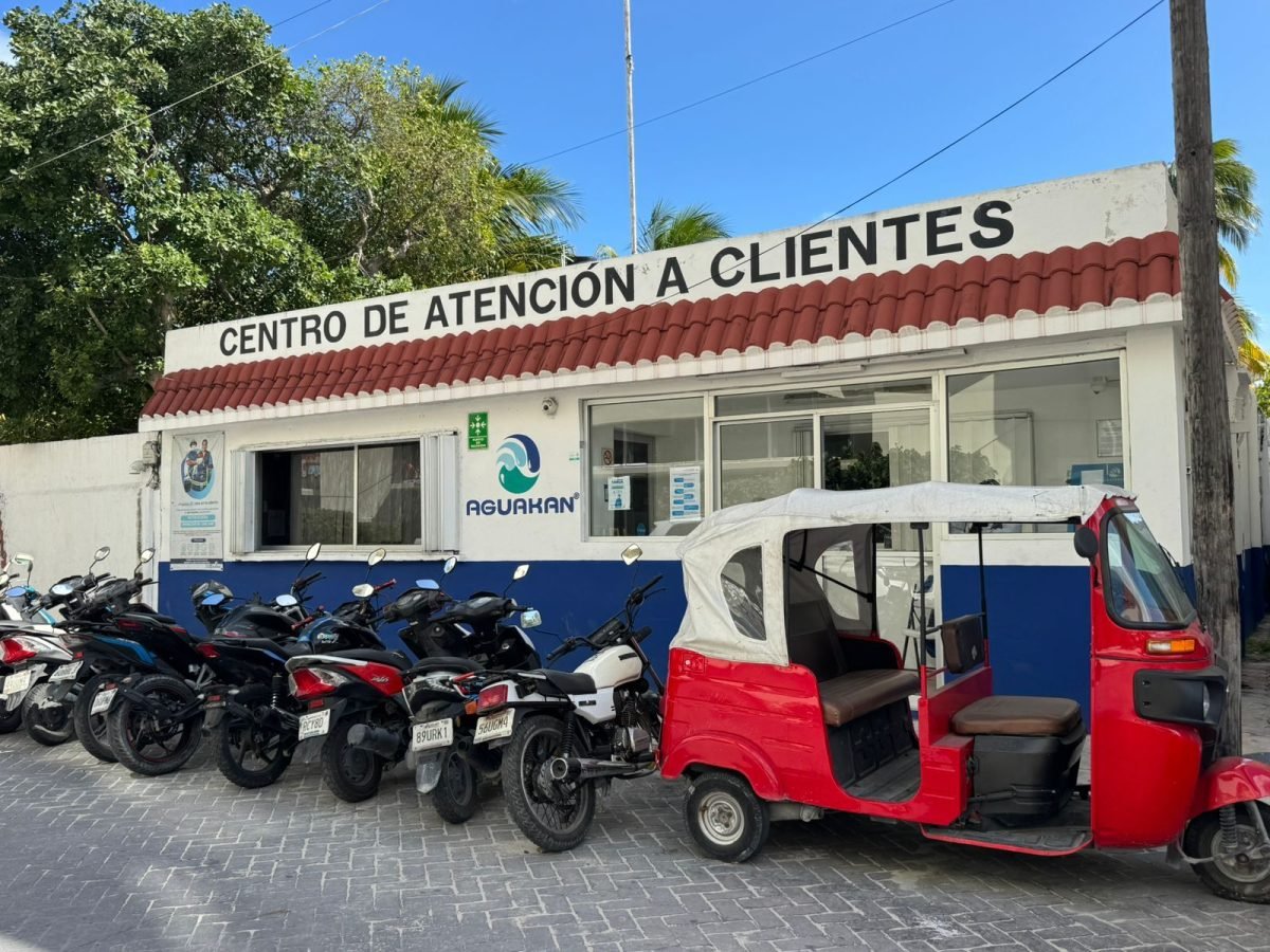 Residents of Isla Mujeres protesting excessive water bills