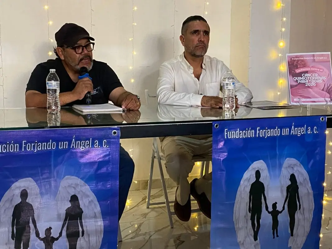 José Pérez Martínez, president of Fundación Forjando un Ángel, speaking at a press conference