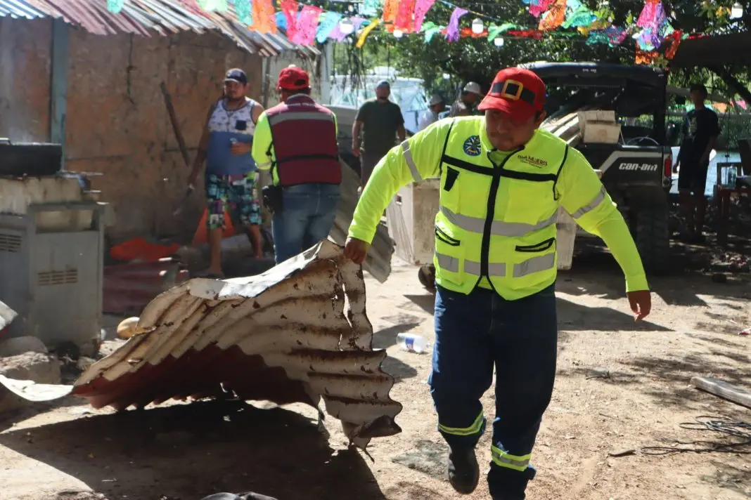 Junk collection in Isla Mujeres as part of the Permanent Cleanup Program