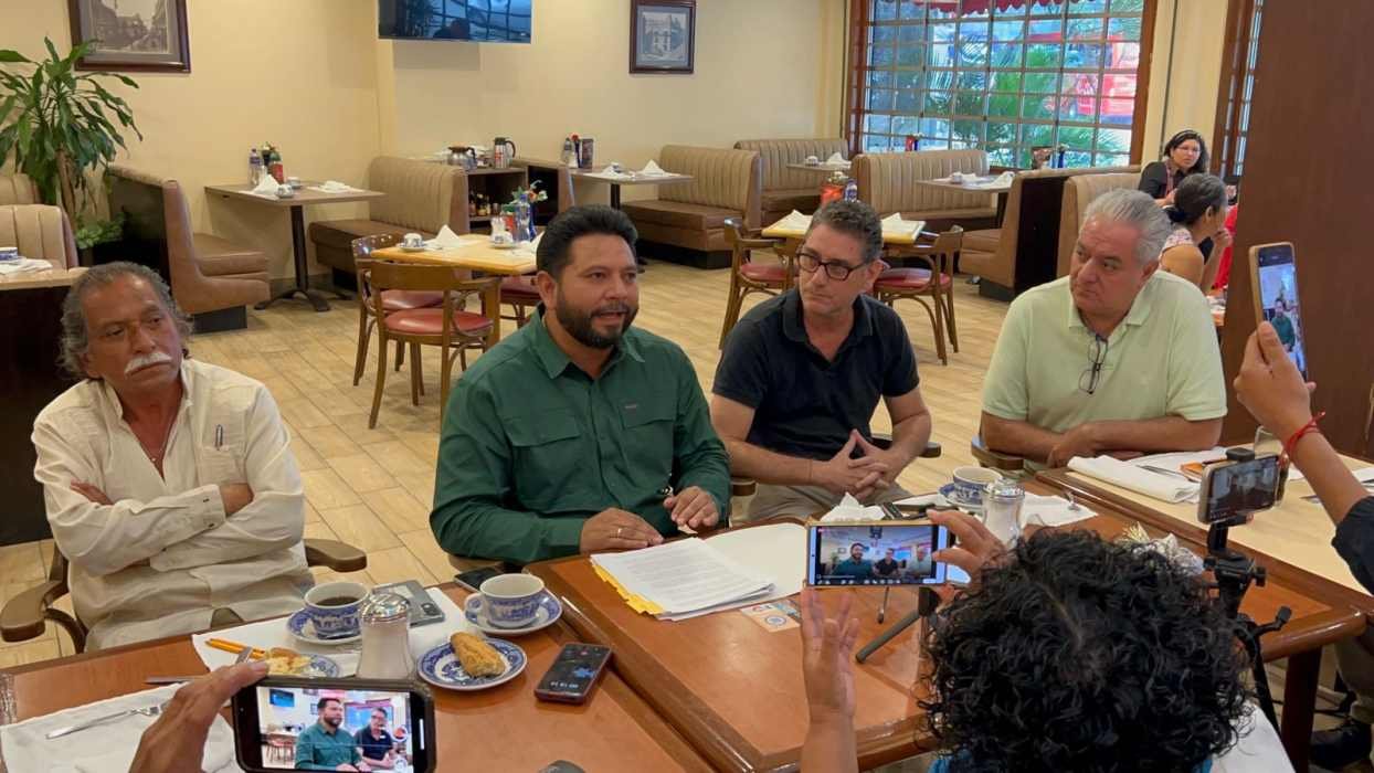 Contractors protesting outside Kuzá amusement park in Cozumel