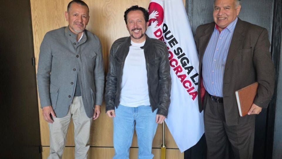 Leonel Castillo Presenda addressing supporters at a political assembly