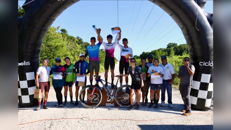 Cyclists competing in the Los Reyes de la Selva race in Puerto Morelos