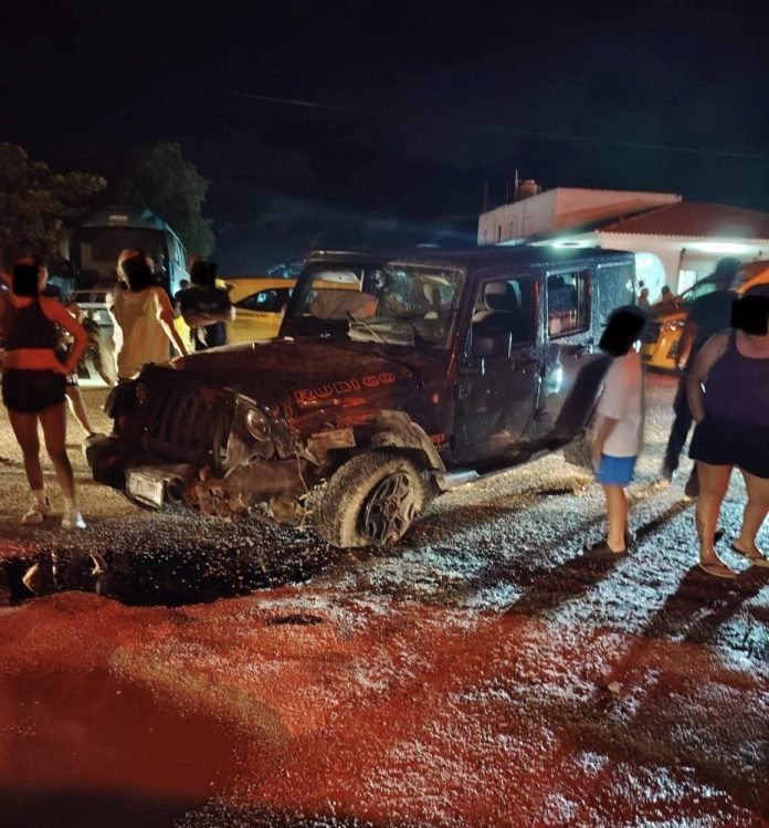 Photograph showing the aftermath of a vehicle collision at Mahahual entrance