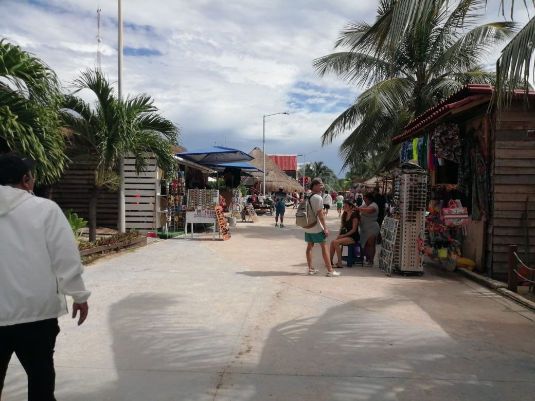 Mahahual residents discussing economic development obstacles