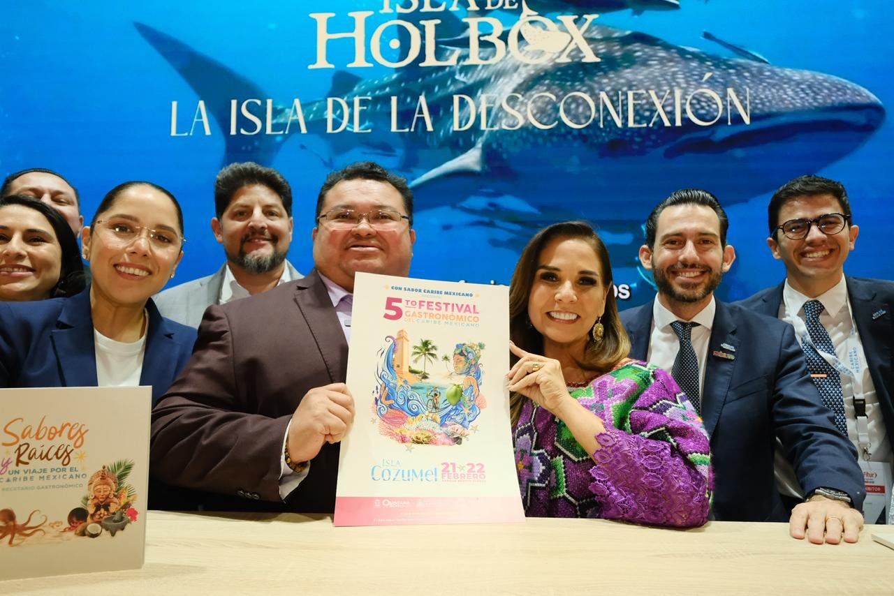 Mara Lezama and José Luis Chacón presenting the Cozumel Gastronomic Festival at FITUR 2026