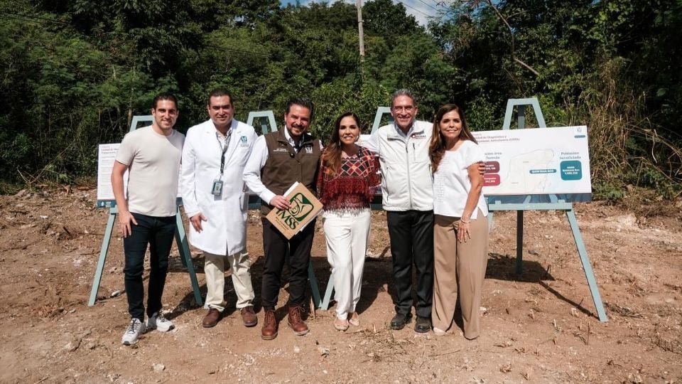 Governor Mara Lezama and IMSS Director Zoé Robledo inspecting the site for the new outpatient unit in Cancún