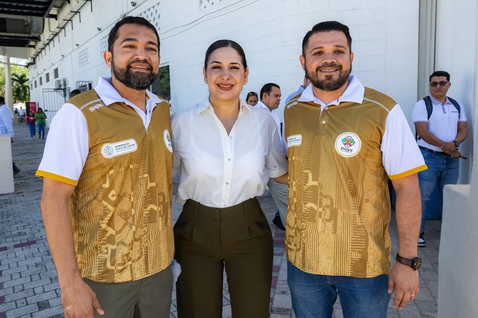 Mayor Estefanía Mercado posing with Playa del Carmen's indoor volleyball teams at the Poliforum