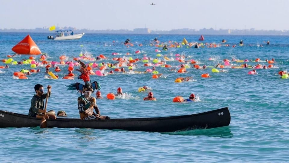Mayors Ana Paty Peralta and Atenea Gómez Ricalde promoting El Cruce swimming competition