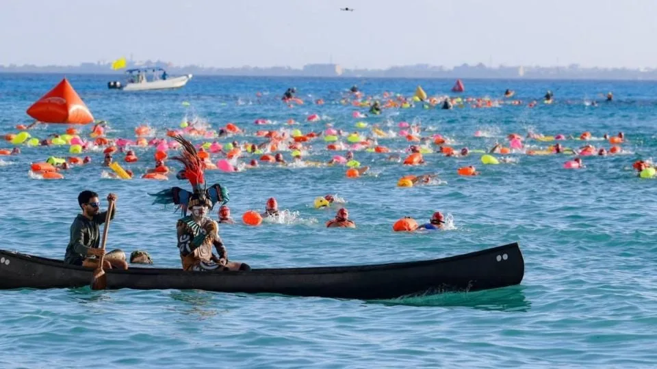 Mayors Ana Paty Peralta and Atenea Gómez Ricalde promoting El Cruce swimming competition
