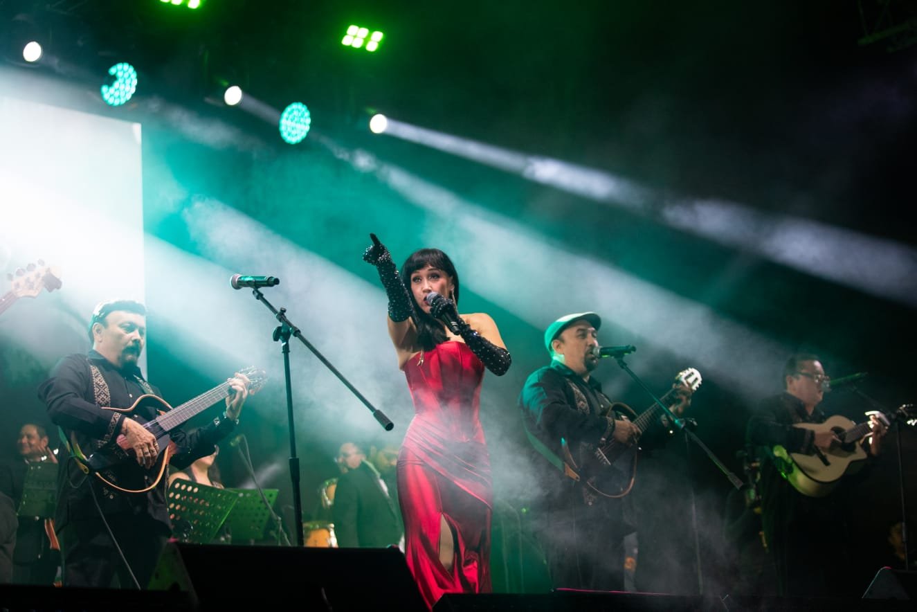 A large crowd gathers in Mérida's Plaza Grande for the Armando Manzanero tribute concert during Mérida Fest 2026.